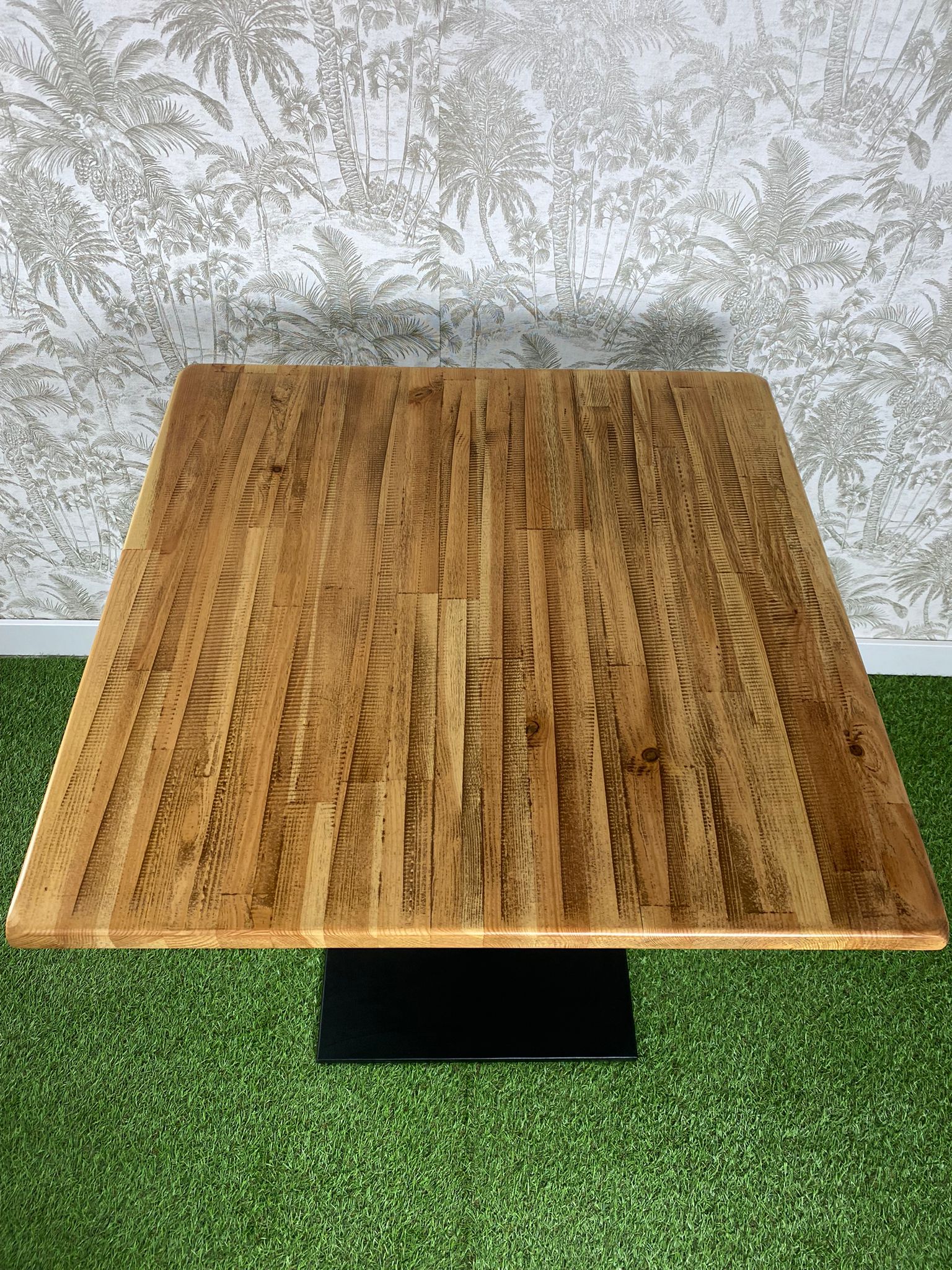 mesa de madera natural barniz incoloro y pie básico color negro