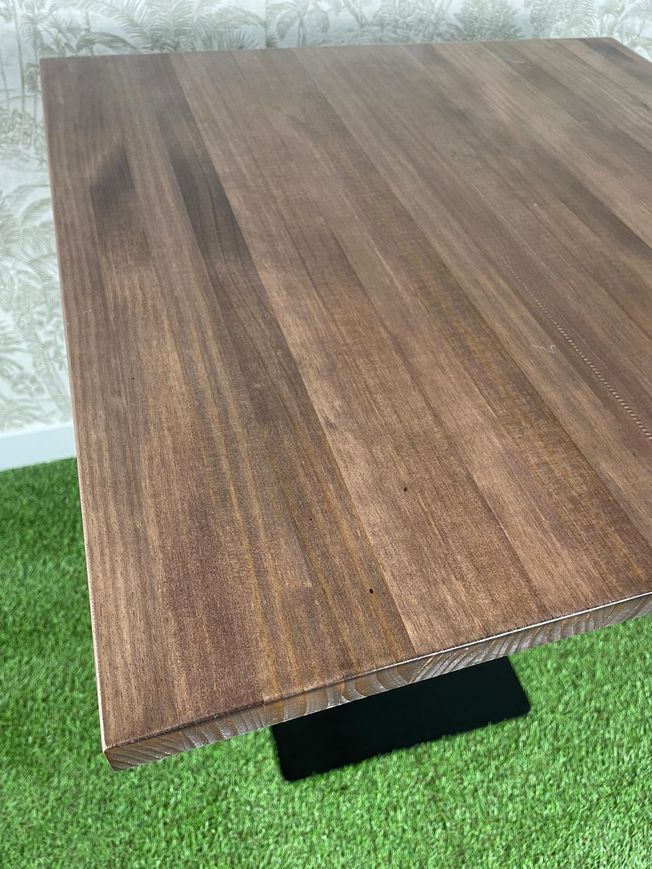 mesa de madera natural barniz nogal y pie básico negro