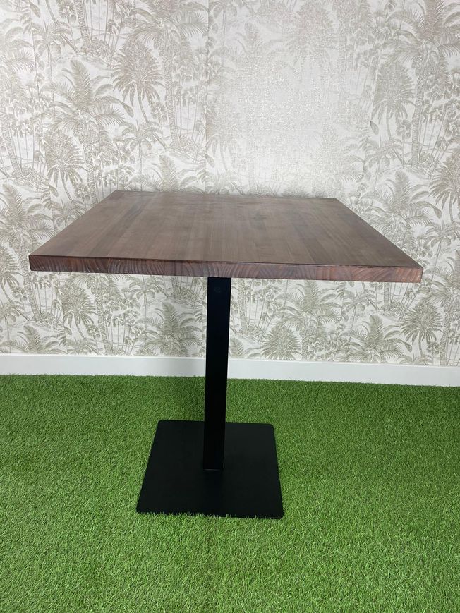 mesa de madera natural barniz nogal y pie básico negro