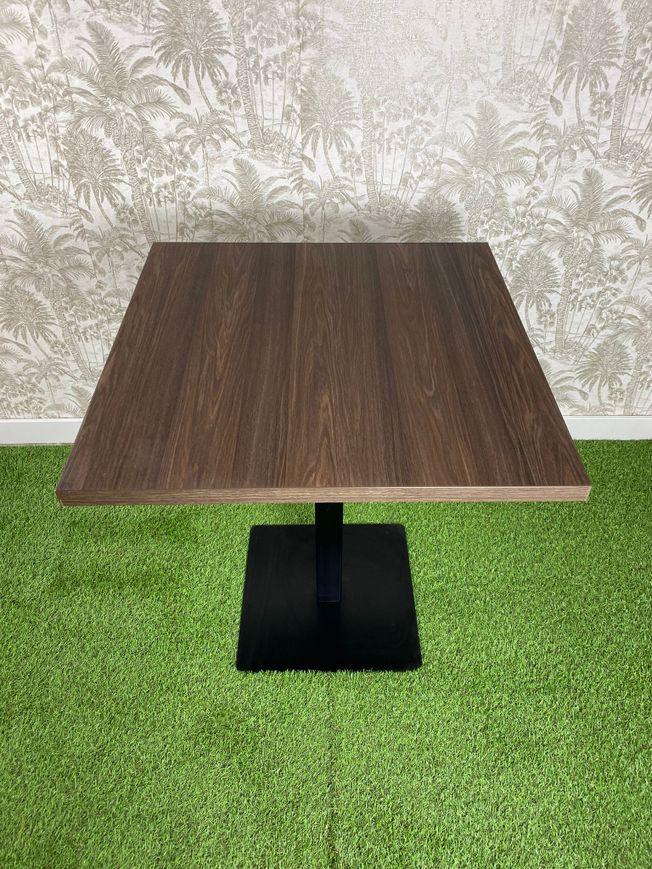 mesa estilo wengue con el pie básico color negro