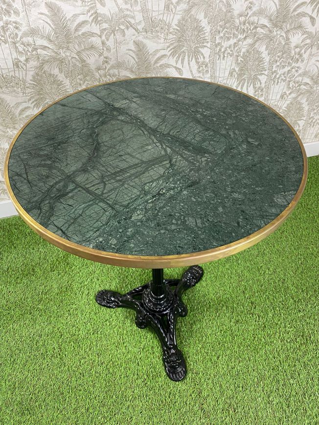 mesa de mármol natural verde redonda con canto oro y pie parís