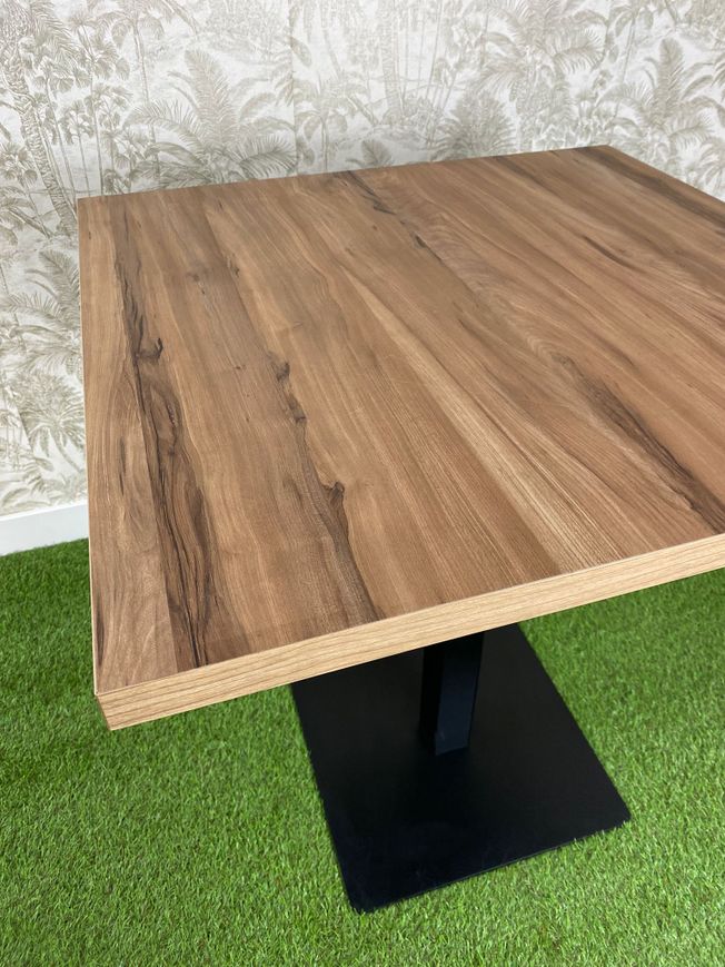 mesa estilo abedul con pie básico color negro